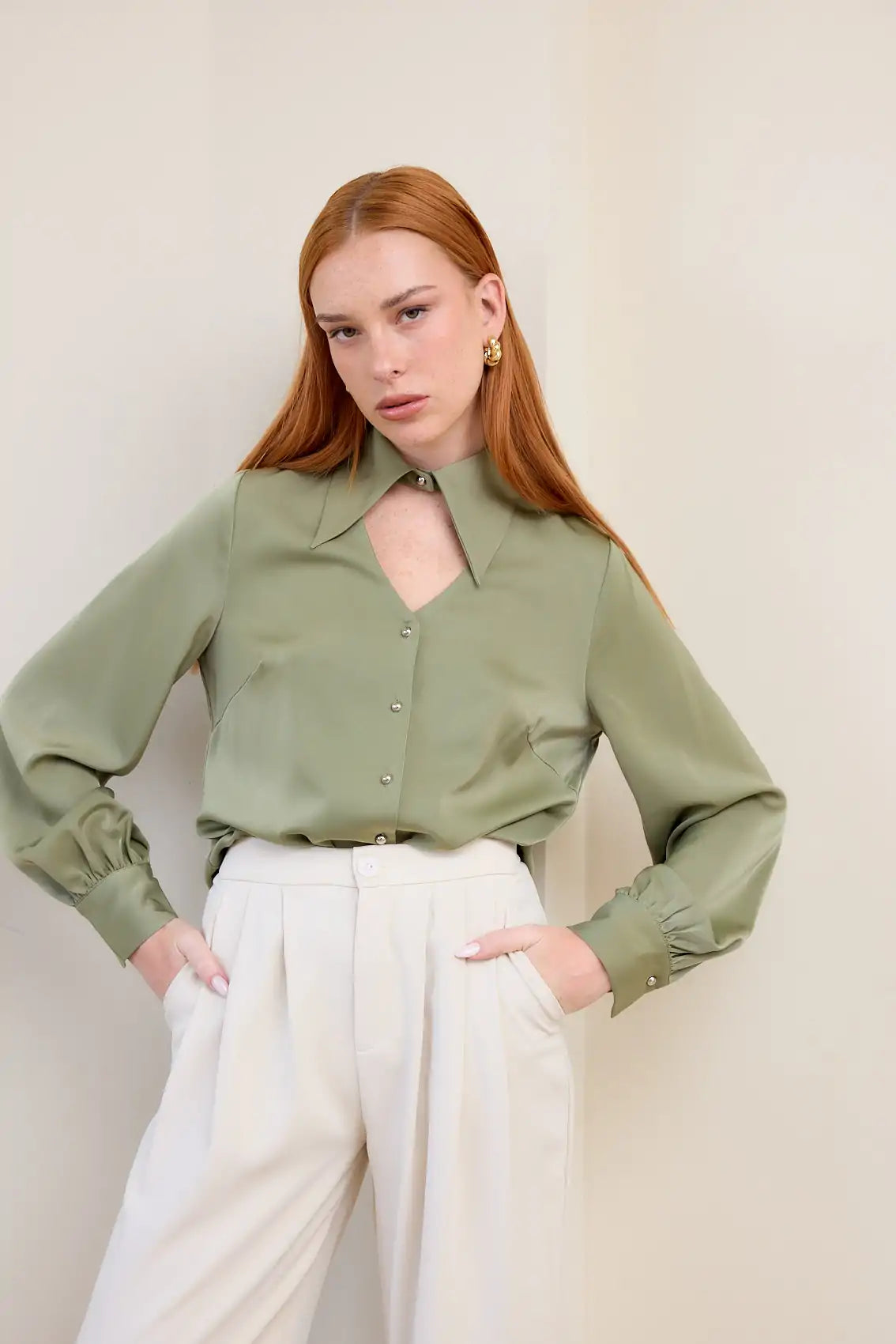 חולצת כפתורים עם מחשוף