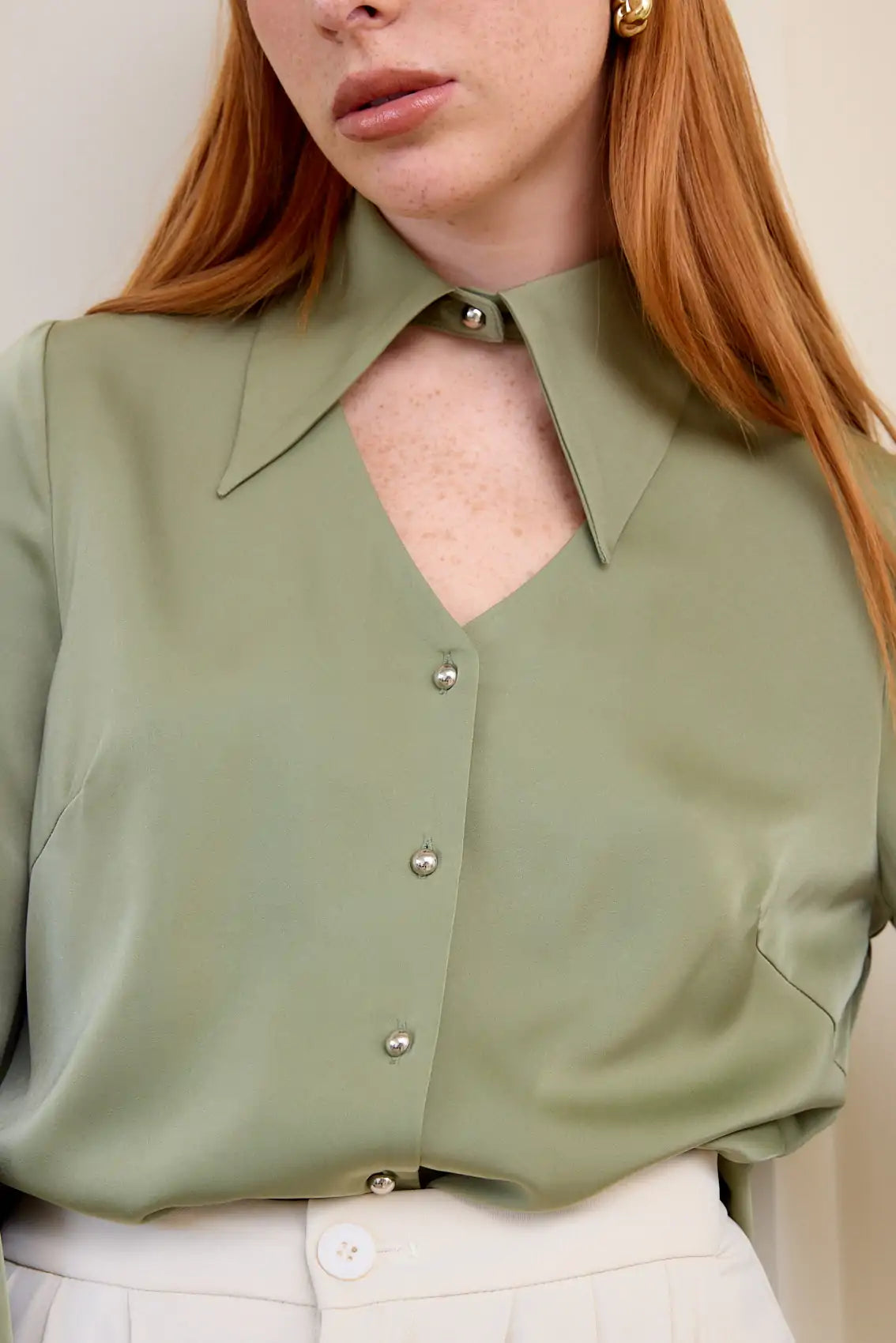 חולצת כפתורים עם מחשוף