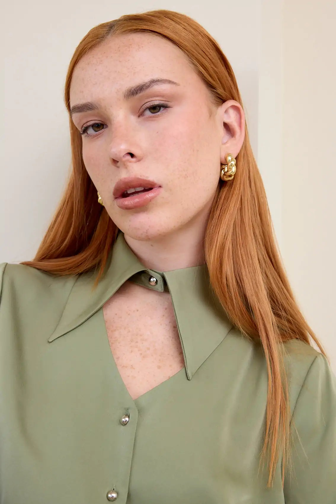 חולצת כפתורים עם מחשוף