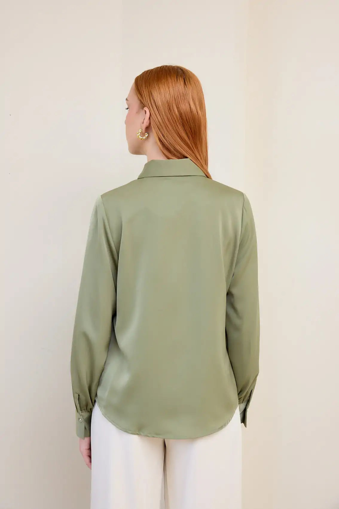 חולצת כפתורים עם מחשוף