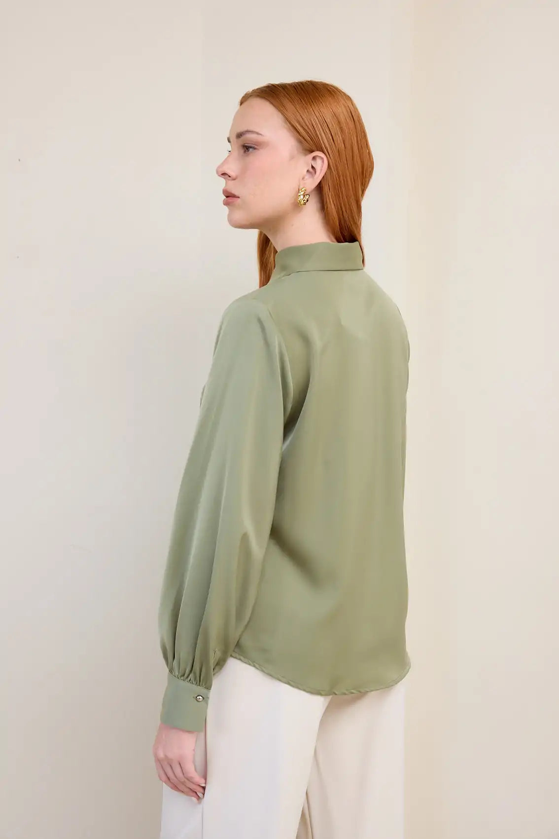 חולצת כפתורים עם מחשוף