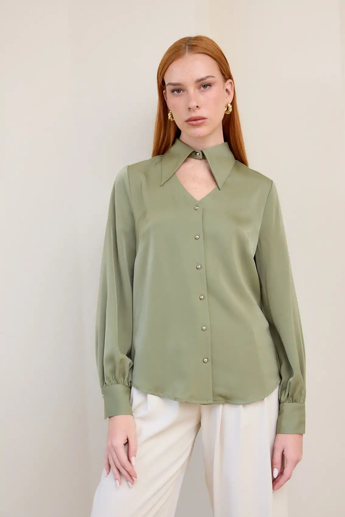 חולצת כפתורים עם מחשוף