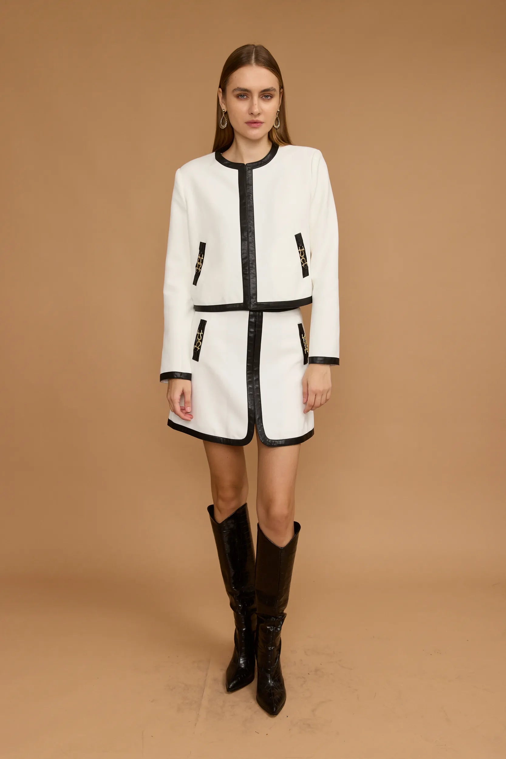 חצאית גימור עור וכיסים