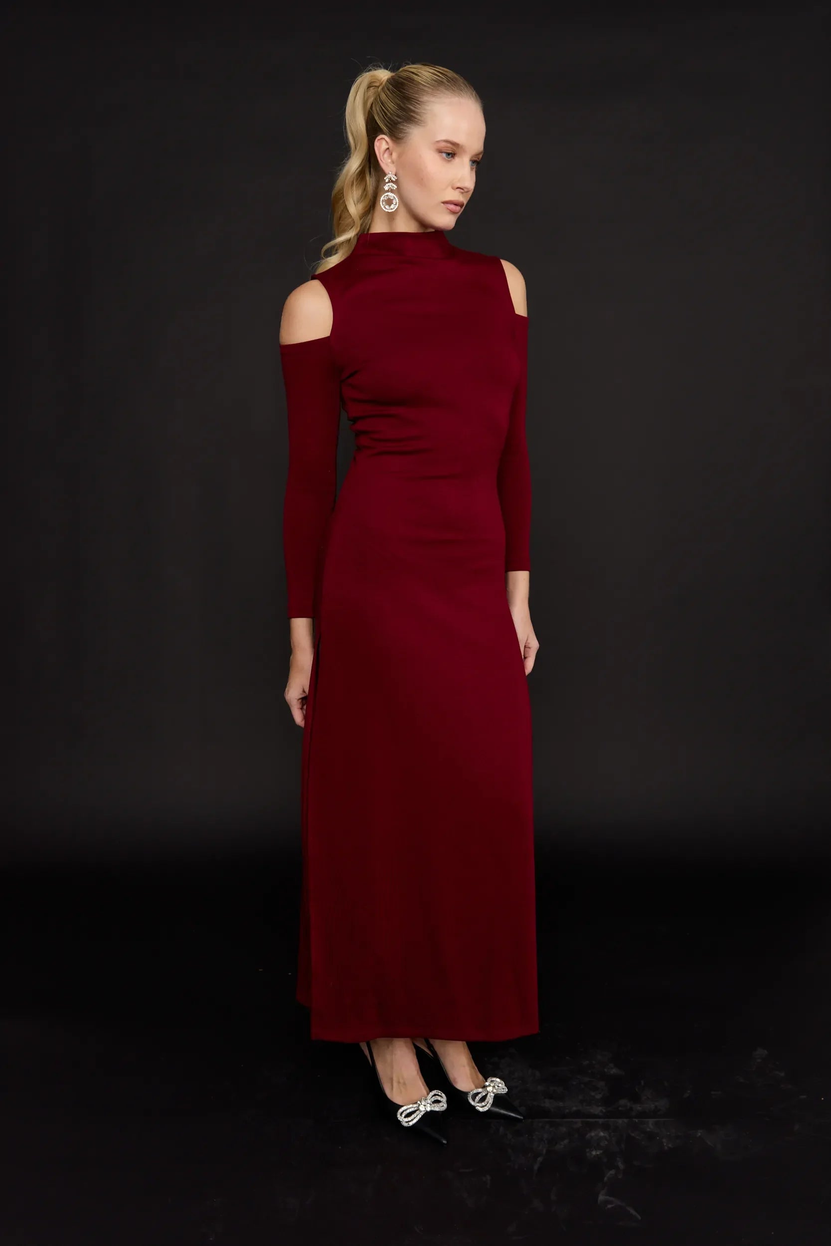 שמלת מקסי פתחים בכתף