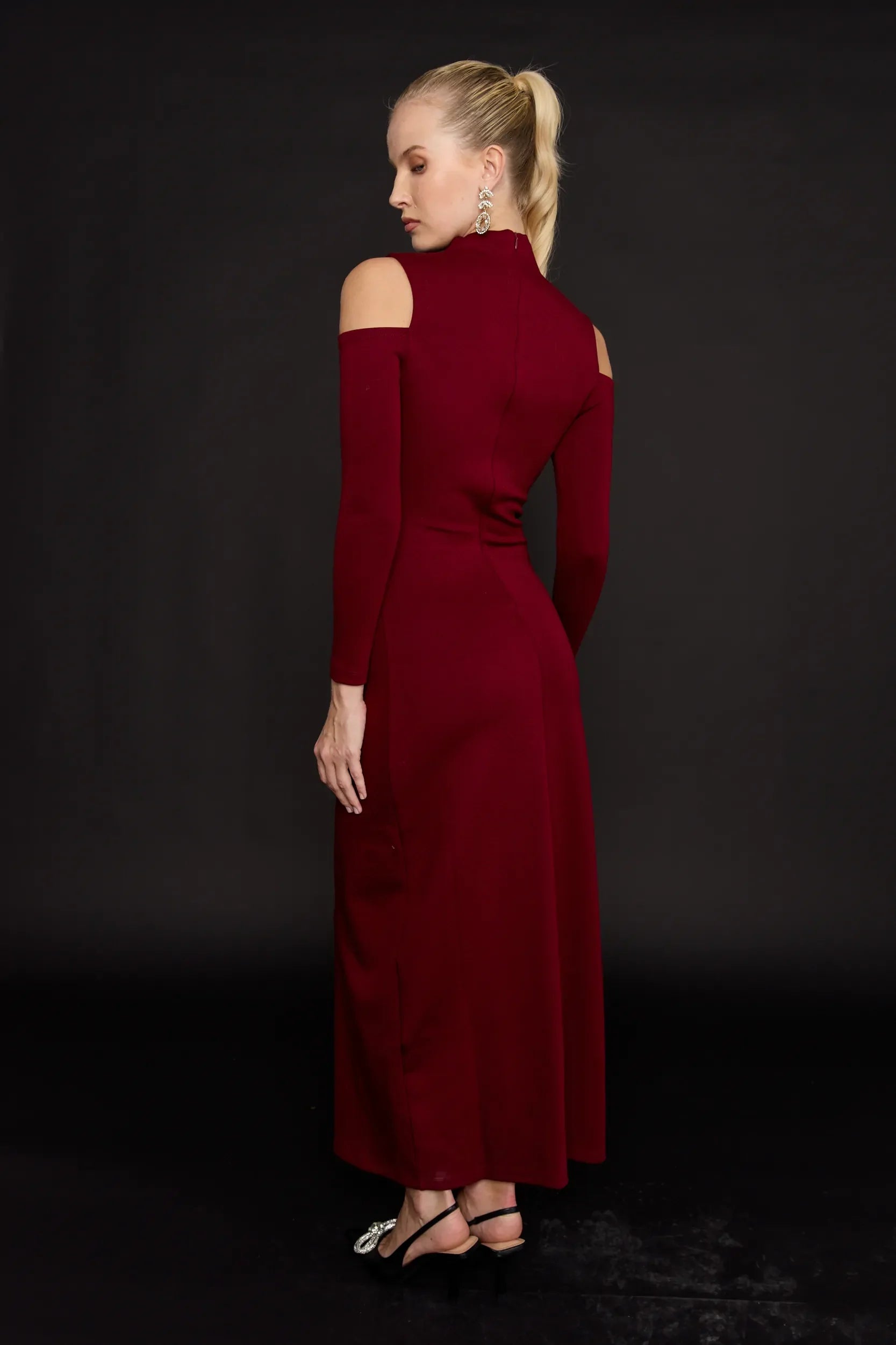 שמלת מקסי פתחים בכתף