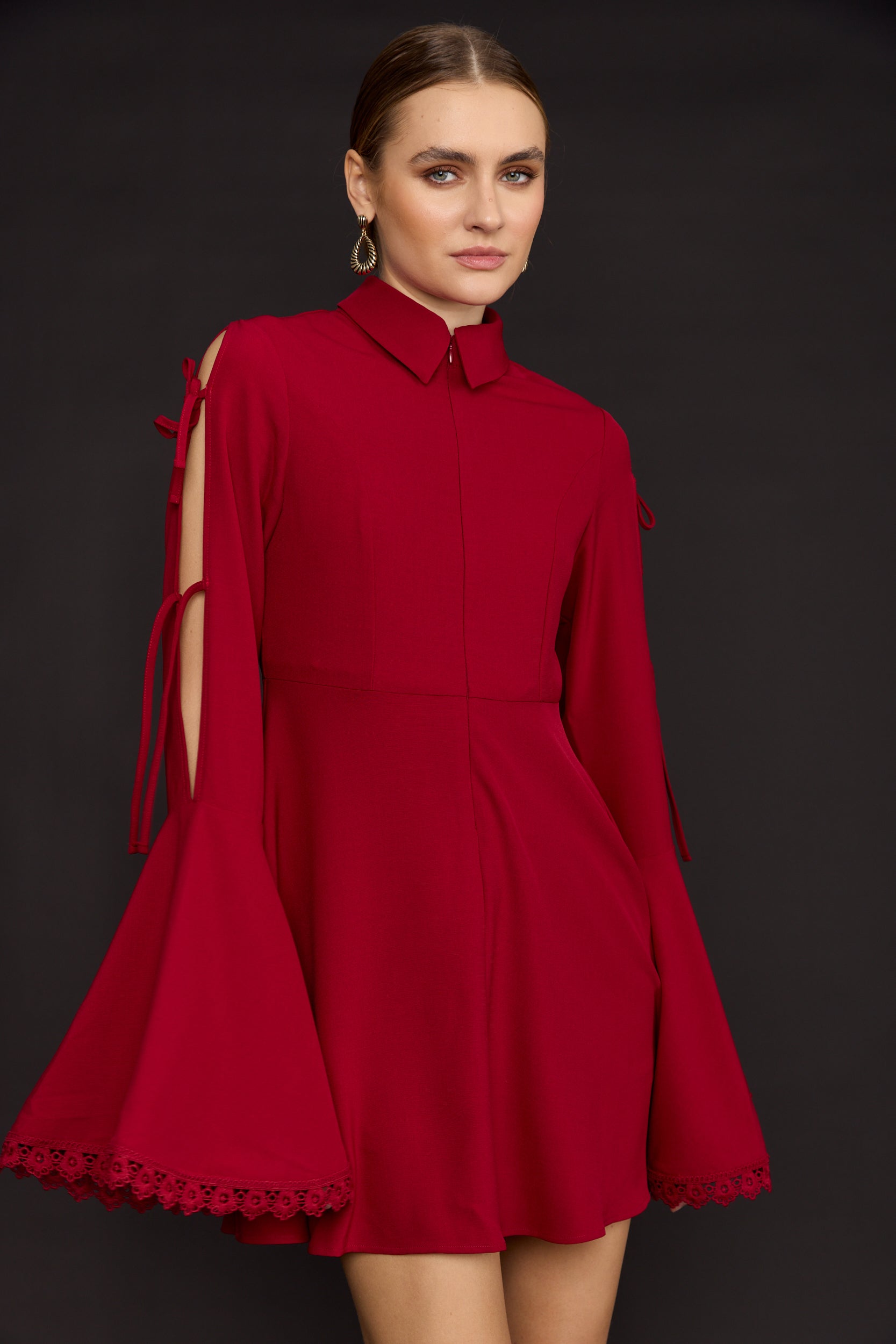 שמלת קצרה שרוולים מתרחבים