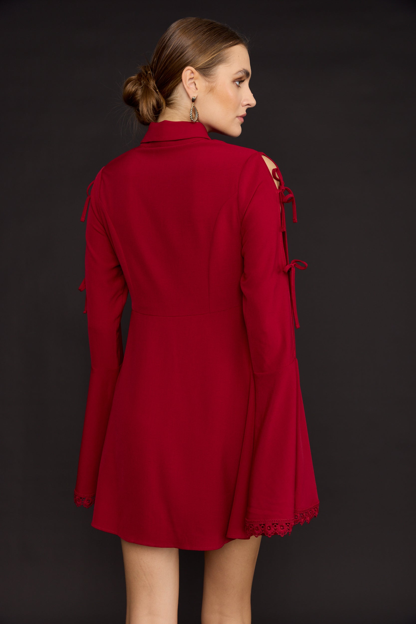 שמלת קצרה שרוולים מתרחבים