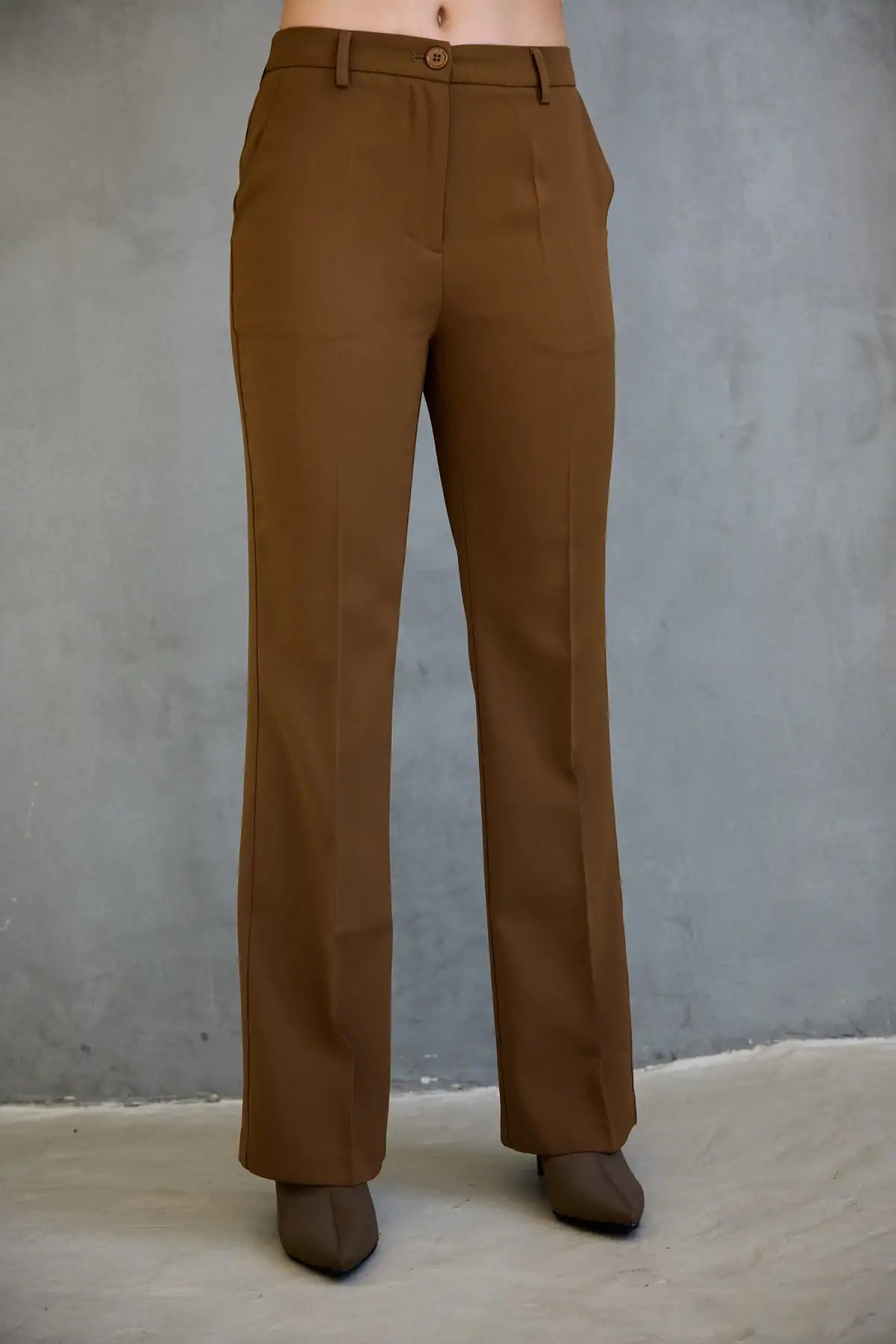 מכנסיים בגזרה רחבה