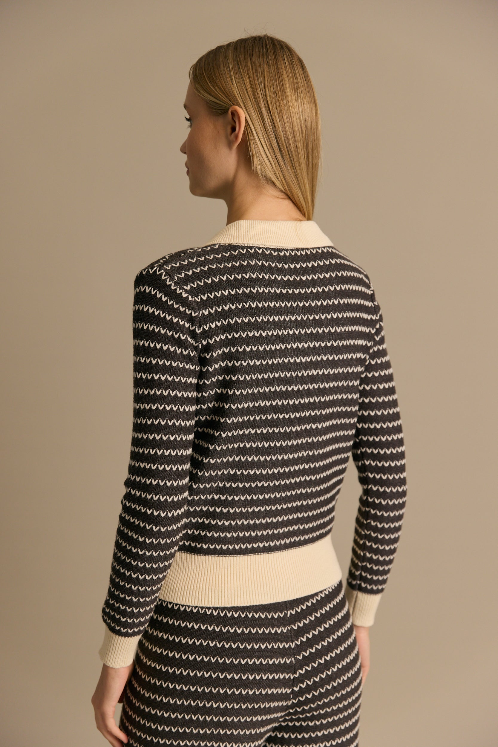 חוצלת חליפת סריג פסים