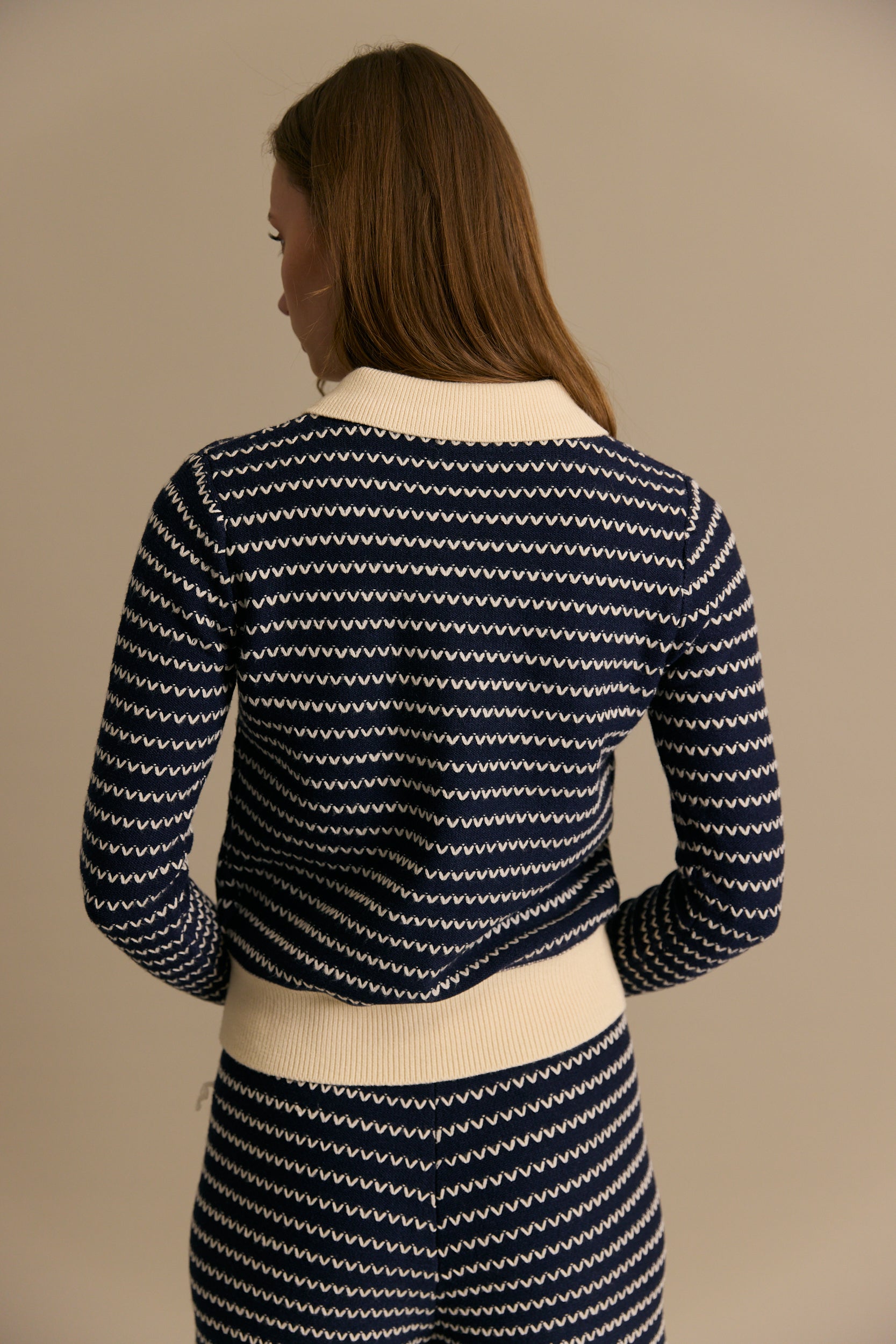 חוצלת חליפת סריג פסים