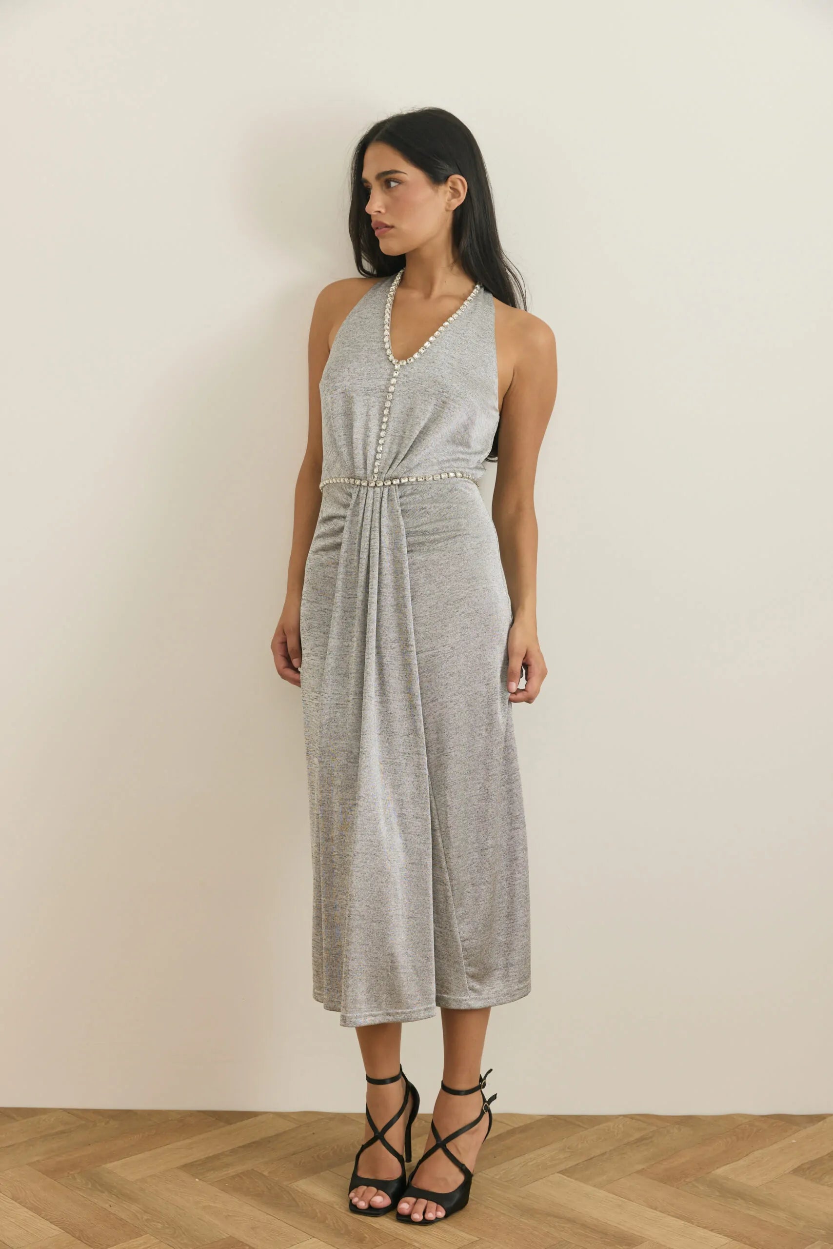 שמלה מחשוף אבנים